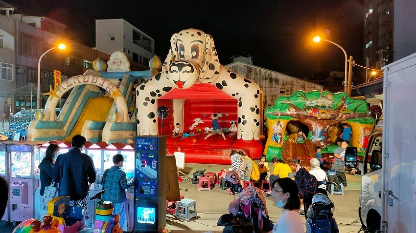 【東港夜市攻略】屏東必逛! 超過600公尺、上百攤商美食古早味!