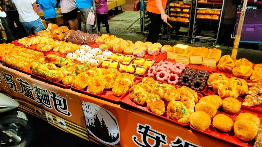 【東港夜市攻略】屏東必逛! 超過600公尺、上百攤商美食古早味!