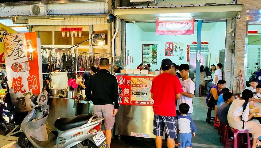 【東港夜市攻略】屏東必逛! 超過600公尺、上百攤商美食古早味!