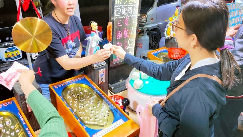 【東港夜市攻略】屏東必逛! 超過600公尺、上百攤商美食古早味!