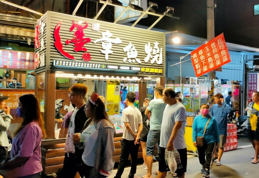 【東港夜市攻略】屏東必逛! 超過600公尺、上百攤商美食古早味!
