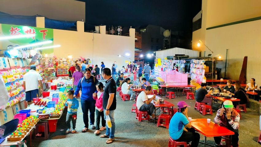 【東港夜市攻略】屏東必逛! 超過600公尺、上百攤商美食古早味!