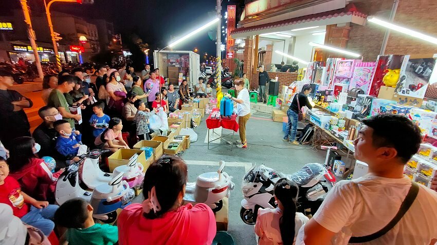 【東港夜市攻略】屏東必逛! 超過600公尺、上百攤商美食古早味!