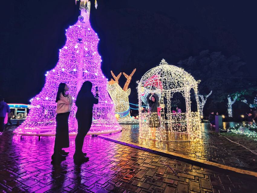 2020宜蘭耶誕燈節 ▏五大好拍亮點等你來收集！夢幻紫光耶誕樹、小丑歡樂箱、白色雪人燈海、駕著糜鹿的飛天耶誕老公公、網美必拍白色花園鳥籠！ @捲捲頭 Wonderful 品味。生活