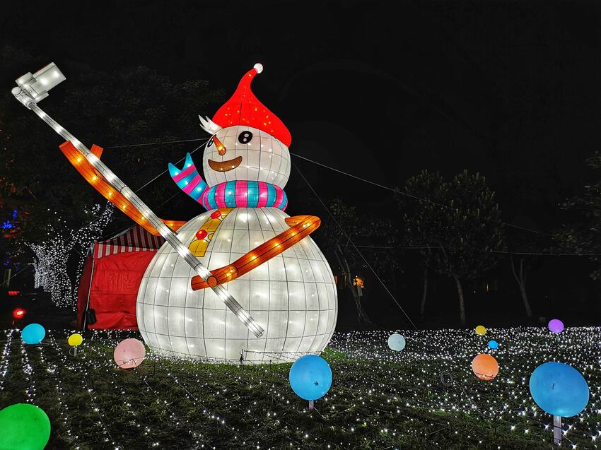 2020宜蘭耶誕燈節 ▏五大好拍亮點等你來收集！夢幻紫光耶誕樹、小丑歡樂箱、白色雪人燈海、駕著糜鹿的飛天耶誕老公公、網美必拍白色花園鳥籠！ @捲捲頭 Wonderful 品味。生活