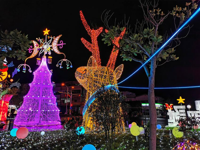 2020宜蘭耶誕燈節 ▏五大好拍亮點等你來收集！夢幻紫光耶誕樹、小丑歡樂箱、白色雪人燈海、駕著糜鹿的飛天耶誕老公公、網美必拍白色花園鳥籠！ @捲捲頭 Wonderful 品味。生活