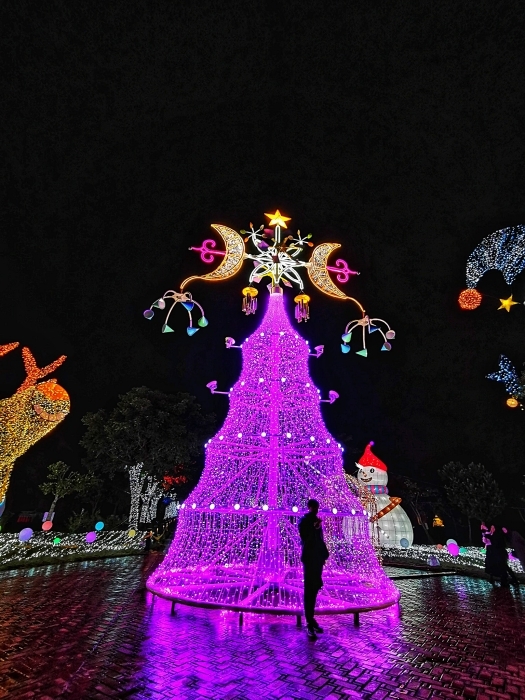 2020宜蘭耶誕燈節 ▏五大好拍亮點等你來收集！夢幻紫光耶誕樹、小丑歡樂箱、白色雪人燈海、駕著糜鹿的飛天耶誕老公公、網美必拍白色花園鳥籠！ @捲捲頭 Wonderful 品味。生活