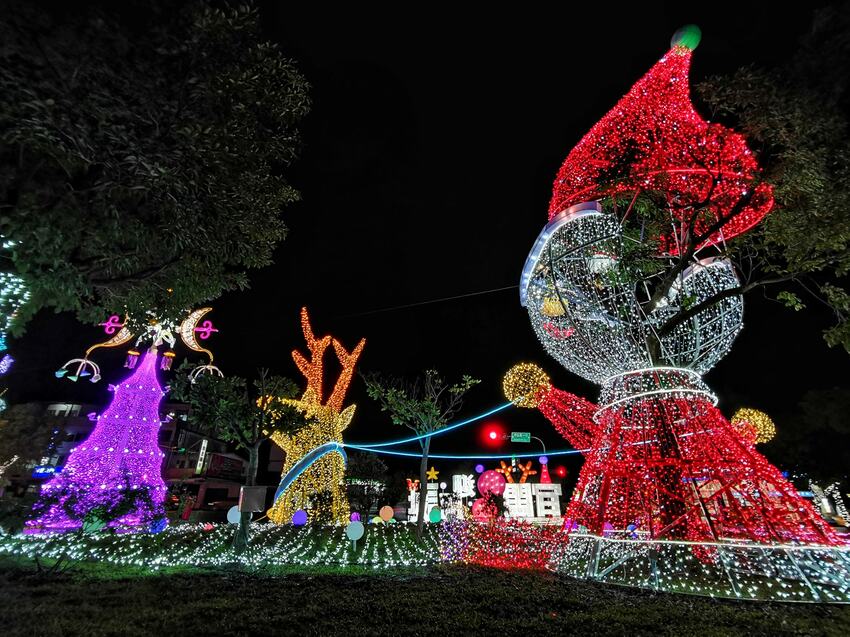 2020宜蘭耶誕燈節 ▏五大好拍亮點等你來收集！夢幻紫光耶誕樹、小丑歡樂箱、白色雪人燈海、駕著糜鹿的飛天耶誕老公公、網美必拍白色花園鳥籠！ @捲捲頭 Wonderful 品味。生活