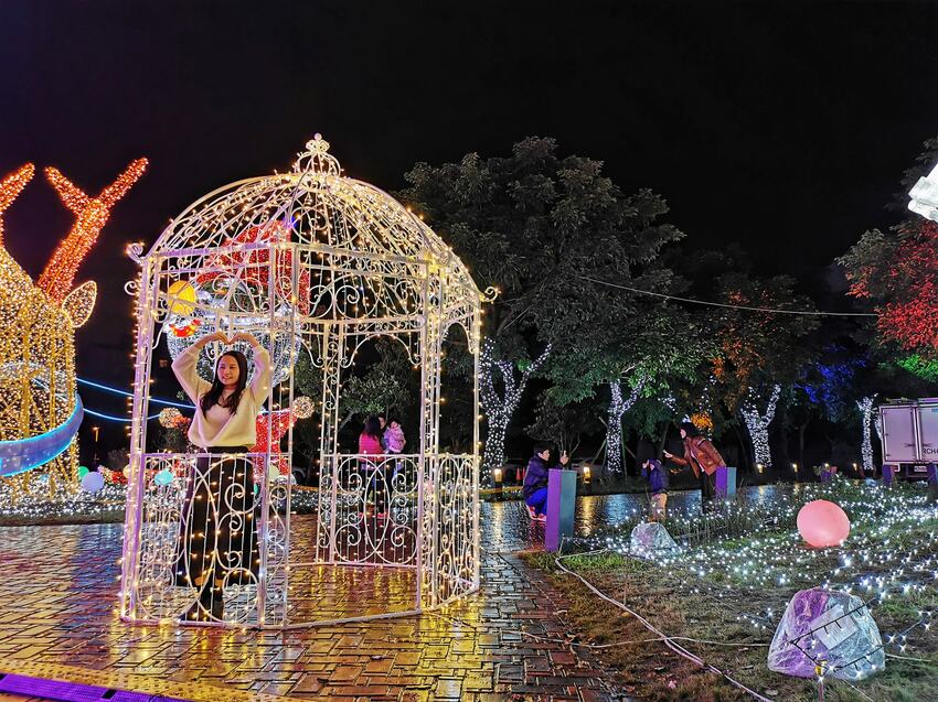 2020宜蘭耶誕燈節 ▏五大好拍亮點等你來收集！夢幻紫光耶誕樹、小丑歡樂箱、白色雪人燈海、駕著糜鹿的飛天耶誕老公公、網美必拍白色花園鳥籠！ @捲捲頭 Wonderful 品味。生活