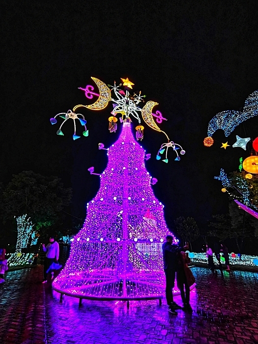 2020宜蘭耶誕燈節 ▏五大好拍亮點等你來收集！夢幻紫光耶誕樹、小丑歡樂箱、白色雪人燈海、駕著糜鹿的飛天耶誕老公公、網美必拍白色花園鳥籠！ @捲捲頭 Wonderful 品味。生活