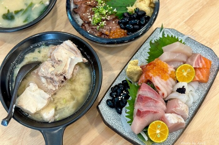 台中人氣拉麵「七面鳥」麻辣雞白湯 八片叉燒醬油拉麵一吃上癮。