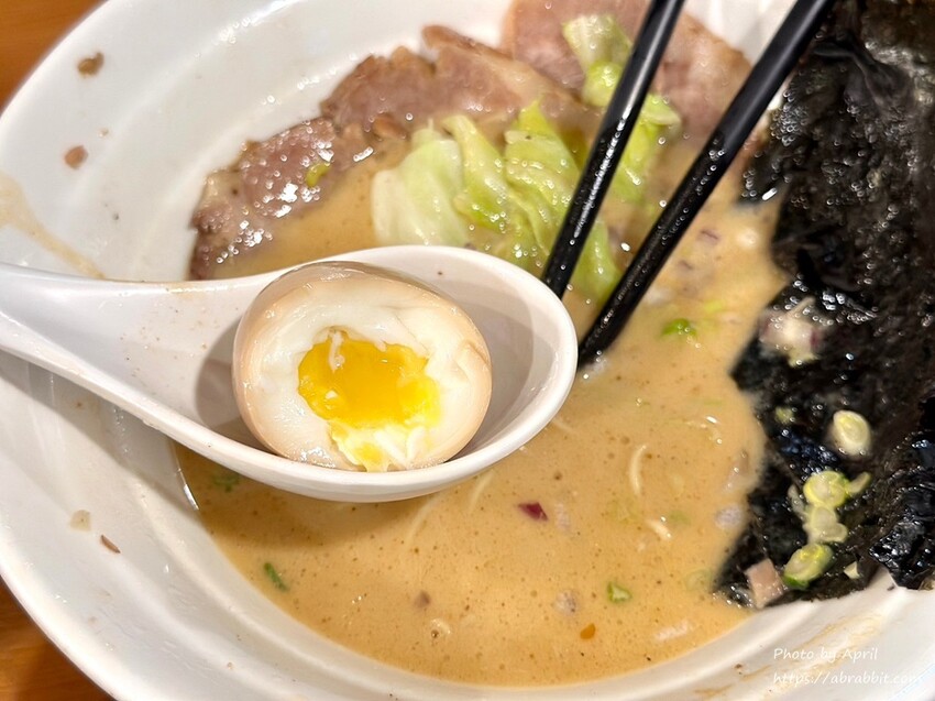 台中人氣拉麵「七面鳥」麻辣雞白湯 八片叉燒醬油拉麵一吃上癮。