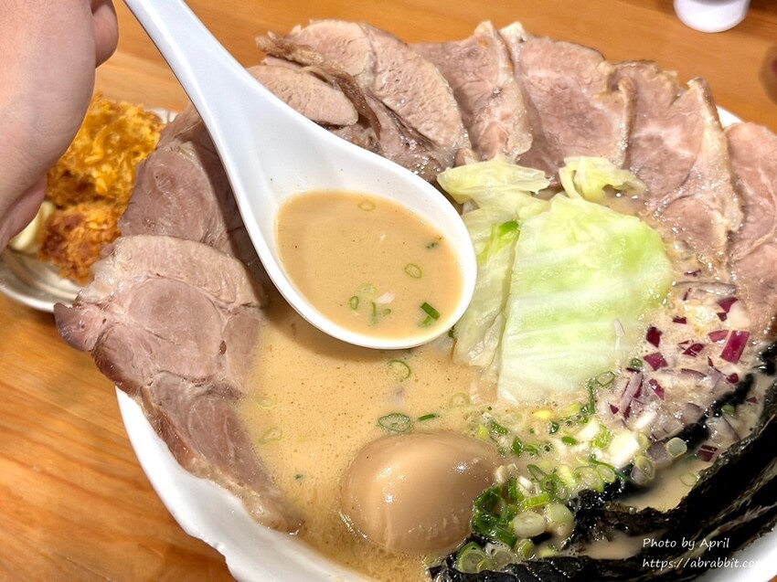 台中人氣拉麵「七面鳥」麻辣雞白湯 八片叉燒醬油拉麵一吃上癮。