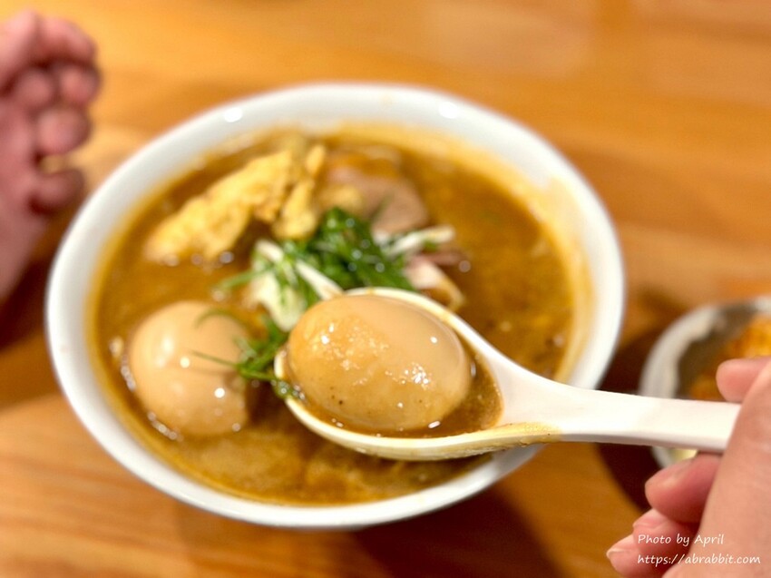 台中人氣拉麵「七面鳥」麻辣雞白湯 八片叉燒醬油拉麵一吃上癮。