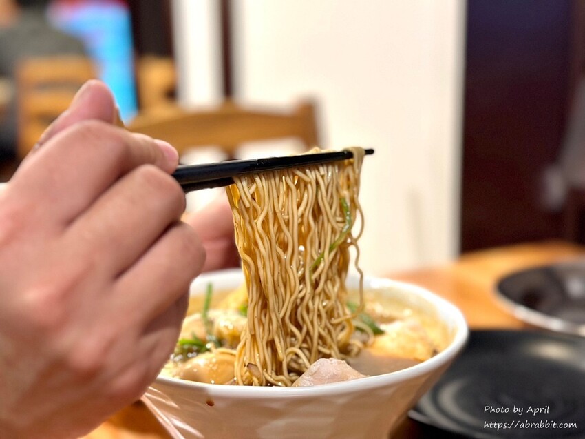 台中人氣拉麵「七面鳥」麻辣雞白湯 八片叉燒醬油拉麵一吃上癮。