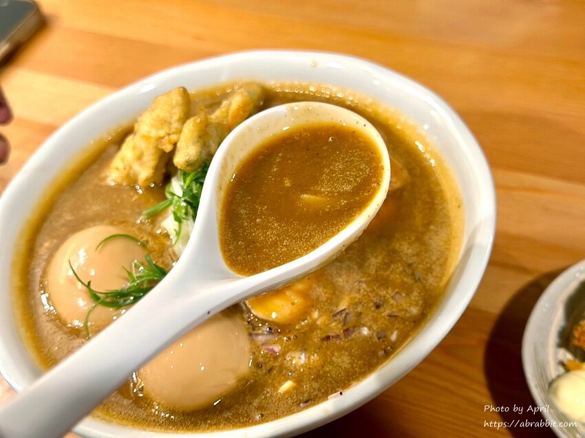 台中人氣拉麵「七面鳥」麻辣雞白湯 八片叉燒醬油拉麵一吃上癮。