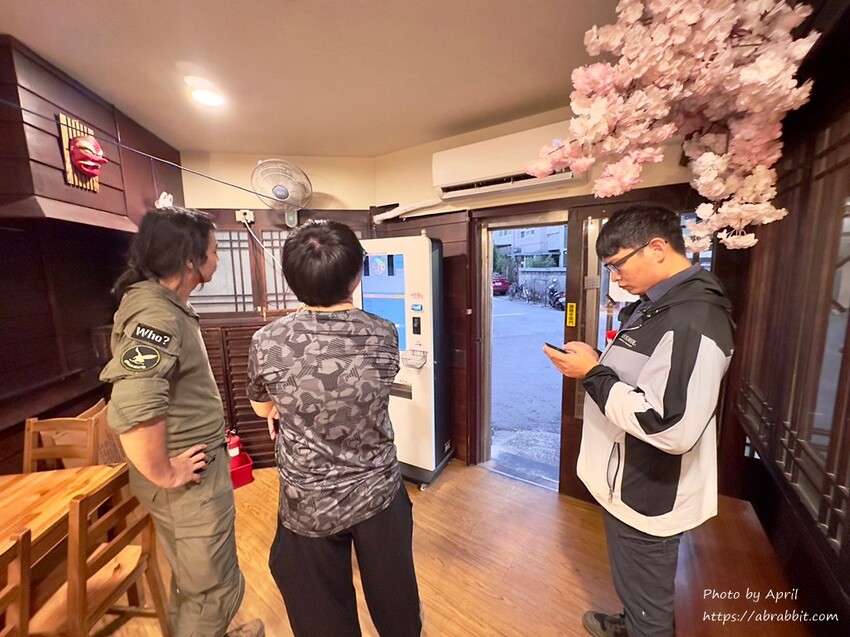 台中人氣拉麵「七面鳥」麻辣雞白湯 八片叉燒醬油拉麵一吃上癮。