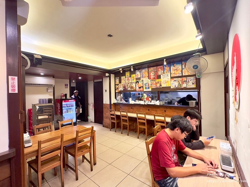 台中人氣拉麵「七面鳥」麻辣雞白湯 八片叉燒醬油拉麵一吃上癮。