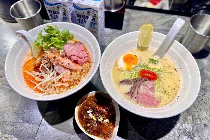 台中人氣拉麵「七面鳥」麻辣雞白湯 八片叉燒醬油拉麵一吃上癮。