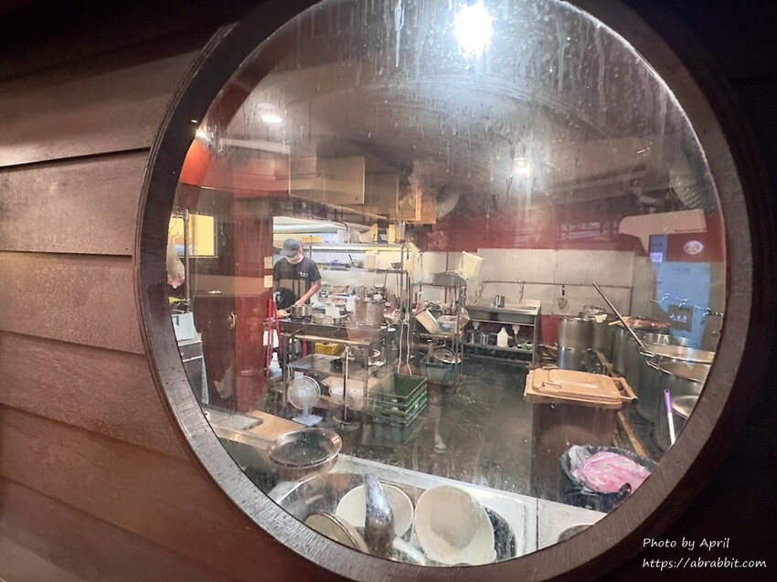 台中人氣拉麵「七面鳥」麻辣雞白湯 八片叉燒醬油拉麵一吃上癮。