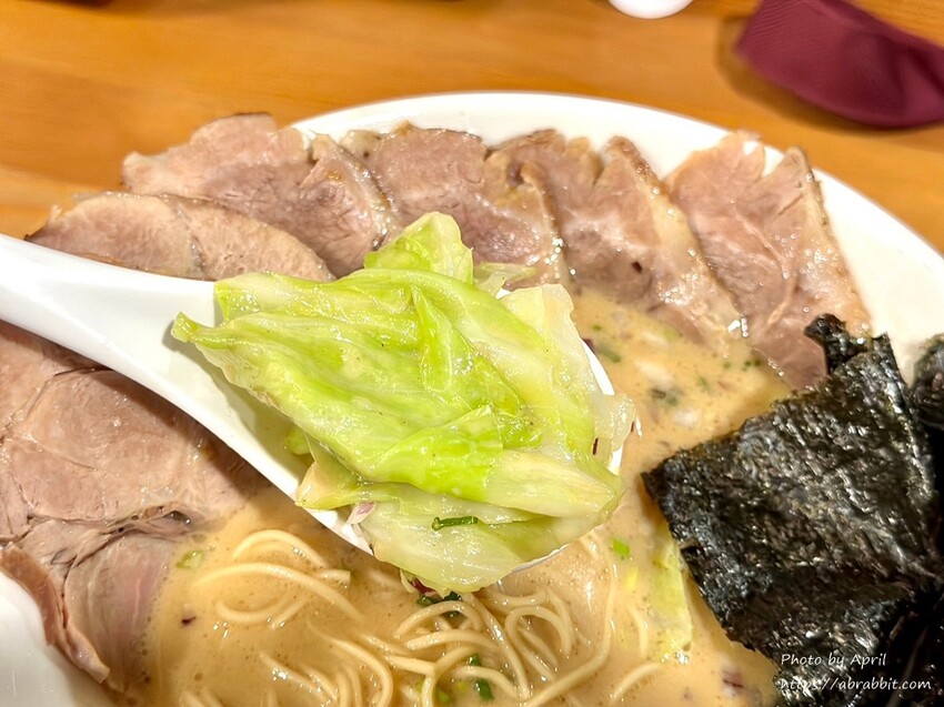 台中人氣拉麵「七面鳥」麻辣雞白湯 八片叉燒醬油拉麵一吃上癮。