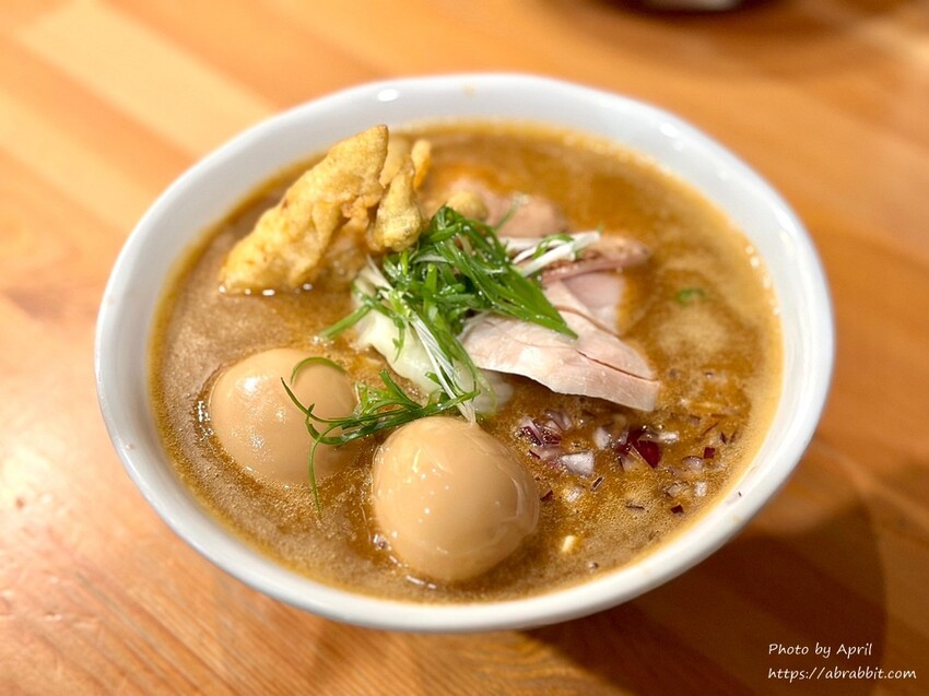 台中人氣拉麵「七面鳥」麻辣雞白湯 八片叉燒醬油拉麵一吃上癮。