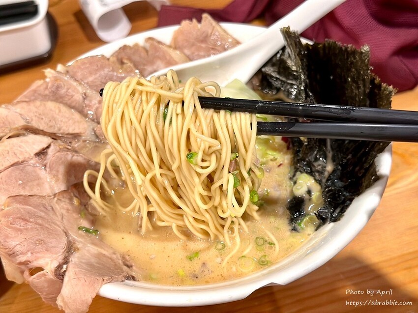 台中人氣拉麵「七面鳥」麻辣雞白湯 八片叉燒醬油拉麵一吃上癮。