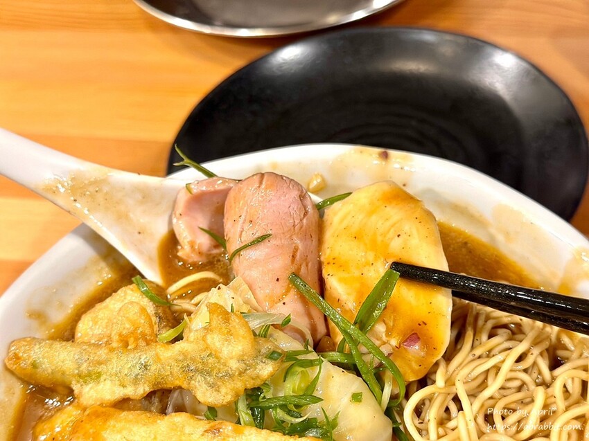 台中人氣拉麵「七面鳥」麻辣雞白湯 八片叉燒醬油拉麵一吃上癮。