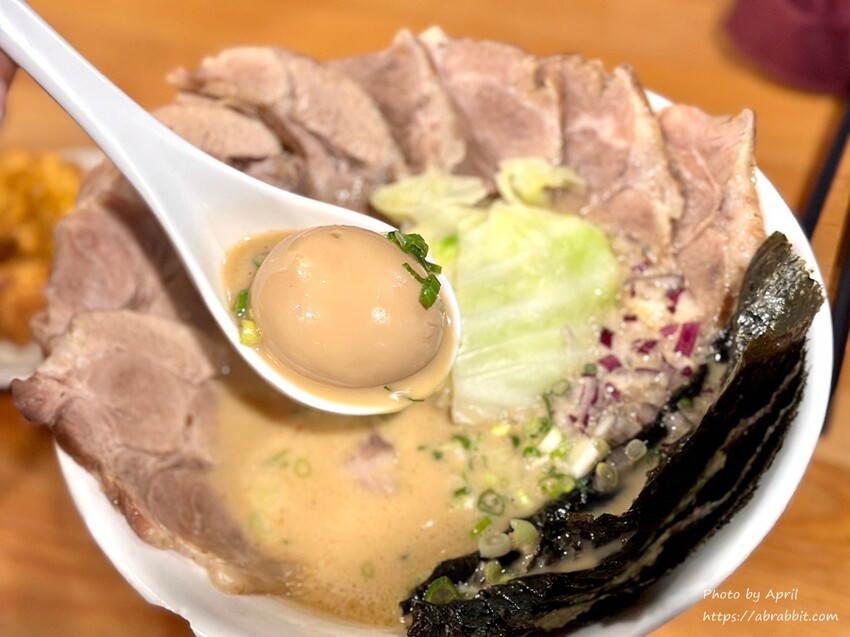 台中人氣拉麵「七面鳥」麻辣雞白湯 八片叉燒醬油拉麵一吃上癮。