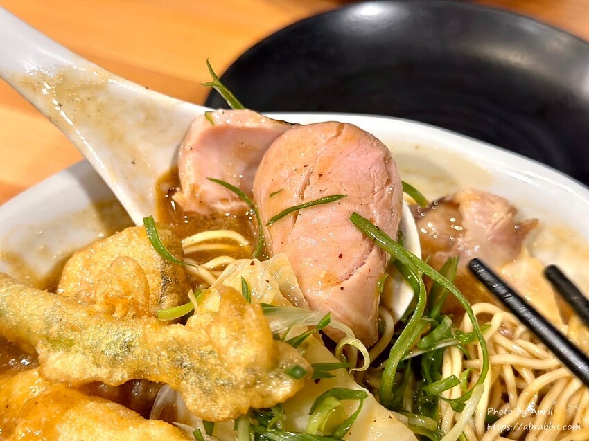 台中人氣拉麵「七面鳥」麻辣雞白湯 八片叉燒醬油拉麵一吃上癮。