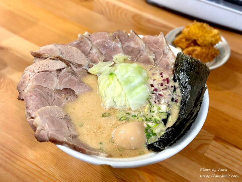 台中人氣拉麵「七面鳥」麻辣雞白湯 八片叉燒醬油拉麵一吃上癮。