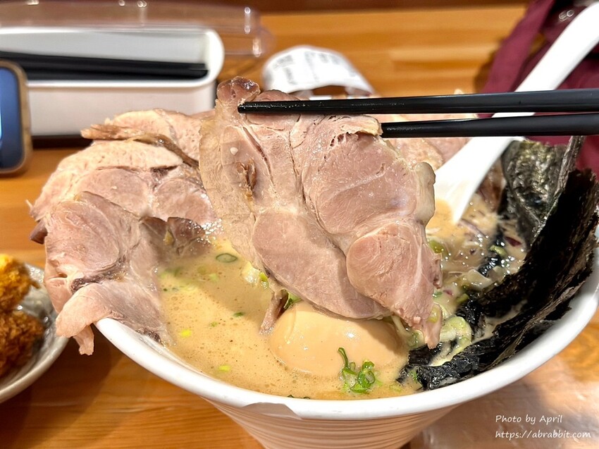 台中人氣拉麵「七面鳥」麻辣雞白湯 八片叉燒醬油拉麵一吃上癮。