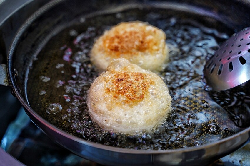 【恰恰駡丸】原本在後龍市場裡的隱藏版美食香煎肉圓搬遷至頭份啦！必點酥皮肉圓、四神湯～ - 阿華田的美食日記