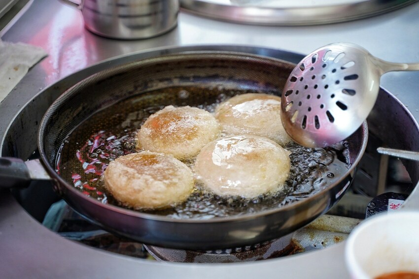 【恰恰駡丸】原本在後龍市場裡的隱藏版美食香煎肉圓搬遷至頭份啦！必點酥皮肉圓、四神湯～ - 阿華田的美食日記