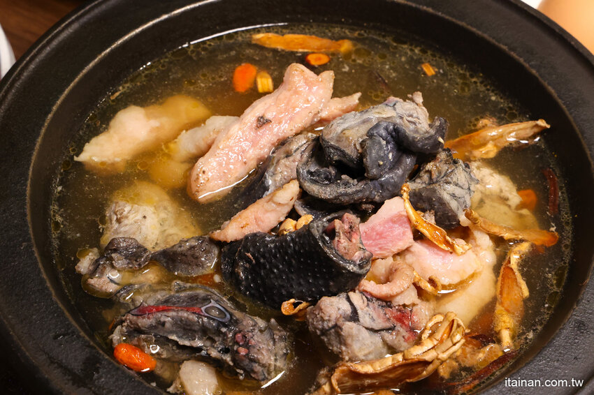 免去山上也能吃到好吃雞鍋~燒酒雞尬松阪豬鍋必點,一鍋兩吃好滿足!霸氣海鮮船只要399元!壽星還有優惠活動「新垣祖鍋物」 @台南好Food遊