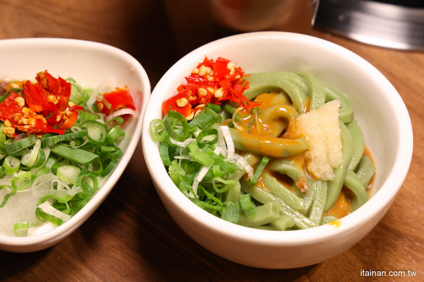 免去山上也能吃到好吃雞鍋~燒酒雞尬松阪豬鍋必點,一鍋兩吃好滿足!霸氣海鮮船只要399元!壽星還有優惠活動「新垣祖鍋物」 @台南好Food遊