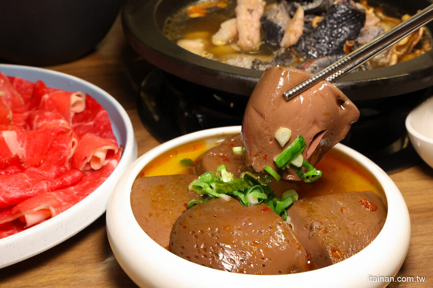 免去山上也能吃到好吃雞鍋~燒酒雞尬松阪豬鍋必點,一鍋兩吃好滿足!霸氣海鮮船只要399元!壽星還有優惠活動「新垣祖鍋物」 @台南好Food遊