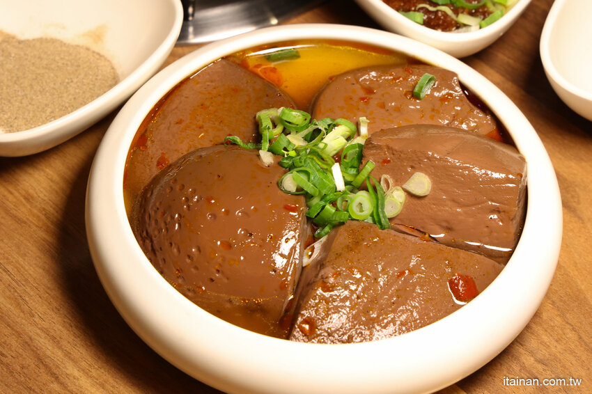 免去山上也能吃到好吃雞鍋~燒酒雞尬松阪豬鍋必點,一鍋兩吃好滿足!霸氣海鮮船只要399元!壽星還有優惠活動「新垣祖鍋物」 @台南好Food遊