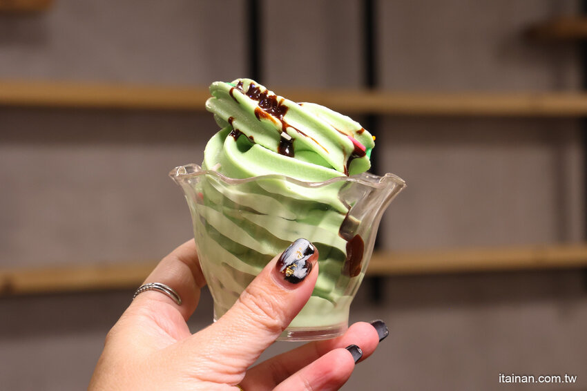 免去山上也能吃到好吃雞鍋~燒酒雞尬松阪豬鍋必點,一鍋兩吃好滿足!霸氣海鮮船只要399元!壽星還有優惠活動「新垣祖鍋物」 @台南好Food遊