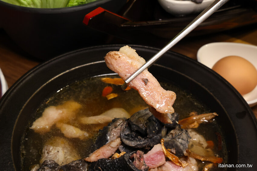 免去山上也能吃到好吃雞鍋~燒酒雞尬松阪豬鍋必點,一鍋兩吃好滿足!霸氣海鮮船只要399元!壽星還有優惠活動「新垣祖鍋物」 @台南好Food遊