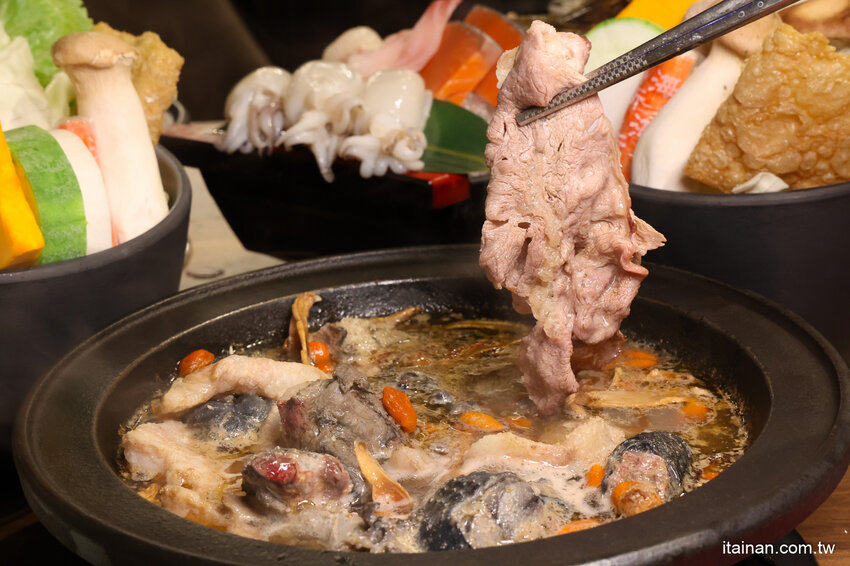 免去山上也能吃到好吃雞鍋~燒酒雞尬松阪豬鍋必點,一鍋兩吃好滿足!霸氣海鮮船只要399元!壽星還有優惠活動「新垣祖鍋物」 @台南好Food遊