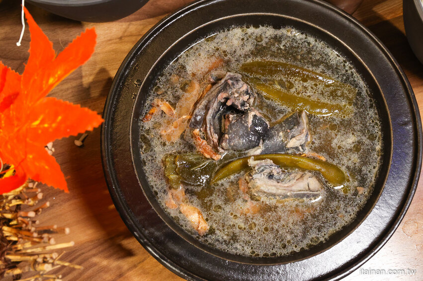 免去山上也能吃到好吃雞鍋~燒酒雞尬松阪豬鍋必點,一鍋兩吃好滿足!霸氣海鮮船只要399元!壽星還有優惠活動「新垣祖鍋物」 @台南好Food遊