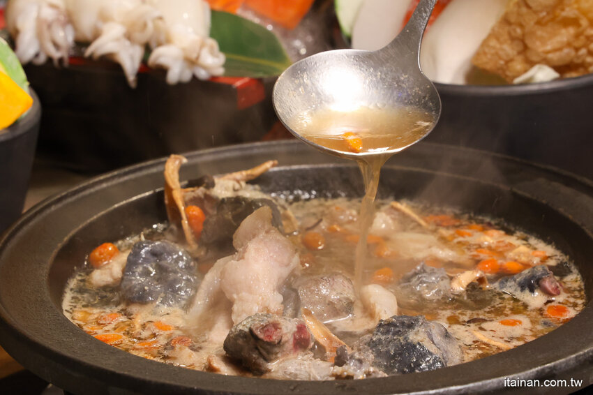 免去山上也能吃到好吃雞鍋~燒酒雞尬松阪豬鍋必點,一鍋兩吃好滿足!霸氣海鮮船只要399元!壽星還有優惠活動「新垣祖鍋物」 @台南好Food遊