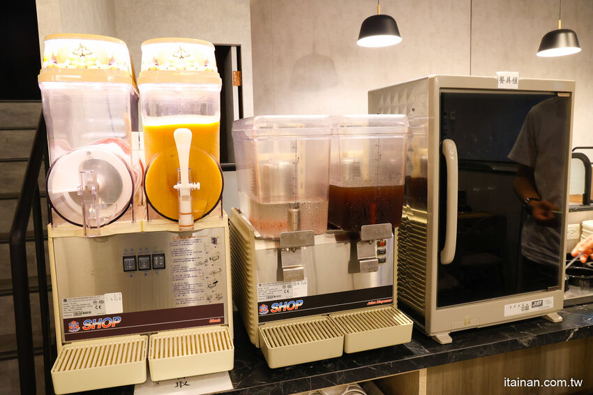 免去山上也能吃到好吃雞鍋~燒酒雞尬松阪豬鍋必點,一鍋兩吃好滿足!霸氣海鮮船只要399元!壽星還有優惠活動「新垣祖鍋物」 @台南好Food遊