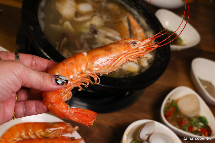 免去山上也能吃到好吃雞鍋~燒酒雞尬松阪豬鍋必點,一鍋兩吃好滿足!霸氣海鮮船只要399元!壽星還有優惠活動「新垣祖鍋物」 @台南好Food遊