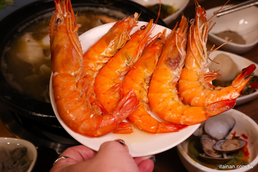 免去山上也能吃到好吃雞鍋~燒酒雞尬松阪豬鍋必點,一鍋兩吃好滿足!霸氣海鮮船只要399元!壽星還有優惠活動「新垣祖鍋物」 @台南好Food遊