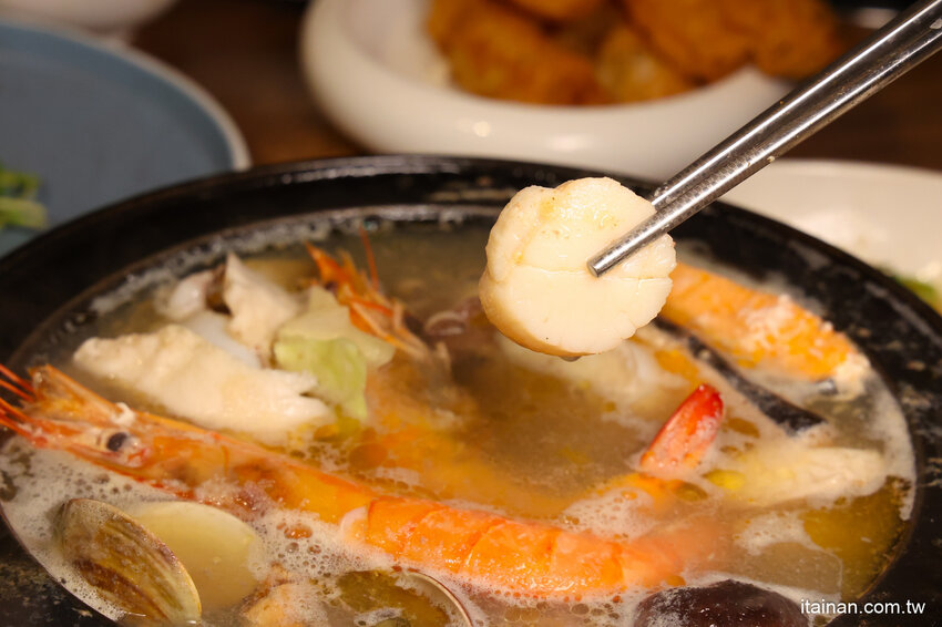 免去山上也能吃到好吃雞鍋~燒酒雞尬松阪豬鍋必點,一鍋兩吃好滿足!霸氣海鮮船只要399元!壽星還有優惠活動「新垣祖鍋物」 @台南好Food遊