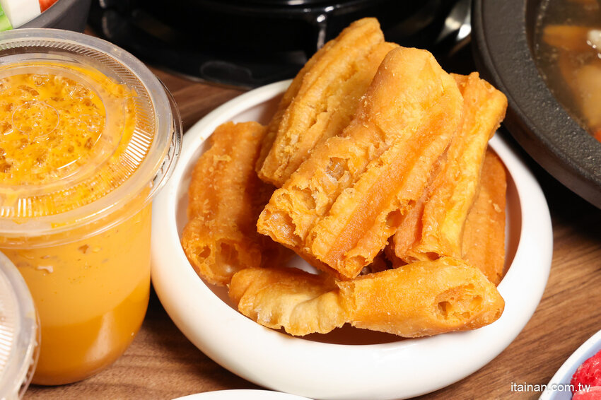 免去山上也能吃到好吃雞鍋~燒酒雞尬松阪豬鍋必點,一鍋兩吃好滿足!霸氣海鮮船只要399元!壽星還有優惠活動「新垣祖鍋物」 @台南好Food遊