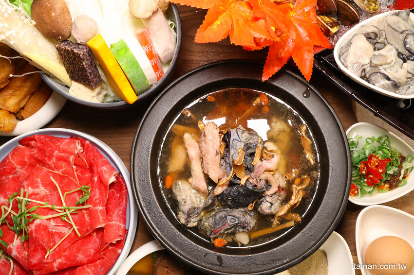 免去山上也能吃到好吃雞鍋~燒酒雞尬松阪豬鍋必點,一鍋兩吃好滿足!霸氣海鮮船只要399元!壽星還有優惠活動「新垣祖鍋物」 @台南好Food遊