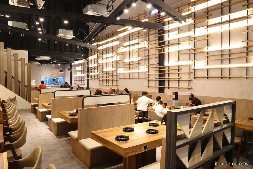 免去山上也能吃到好吃雞鍋~燒酒雞尬松阪豬鍋必點,一鍋兩吃好滿足!霸氣海鮮船只要399元!壽星還有優惠活動「新垣祖鍋物」 @台南好Food遊